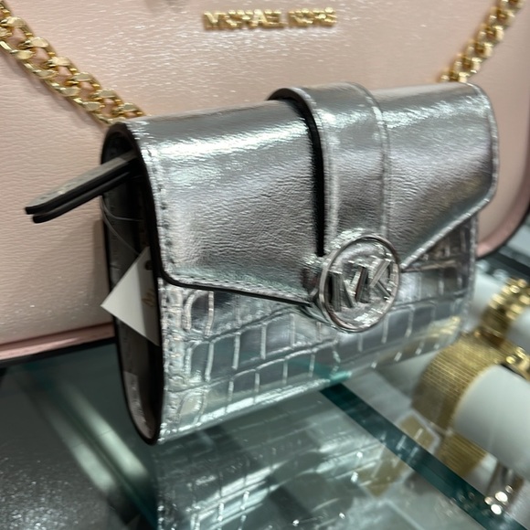 MICHAEL KORS CARMEN MEDIUM LOGO AND FAUX LEATHER WALLET
SILVER
NWT - Picture 2 of 16